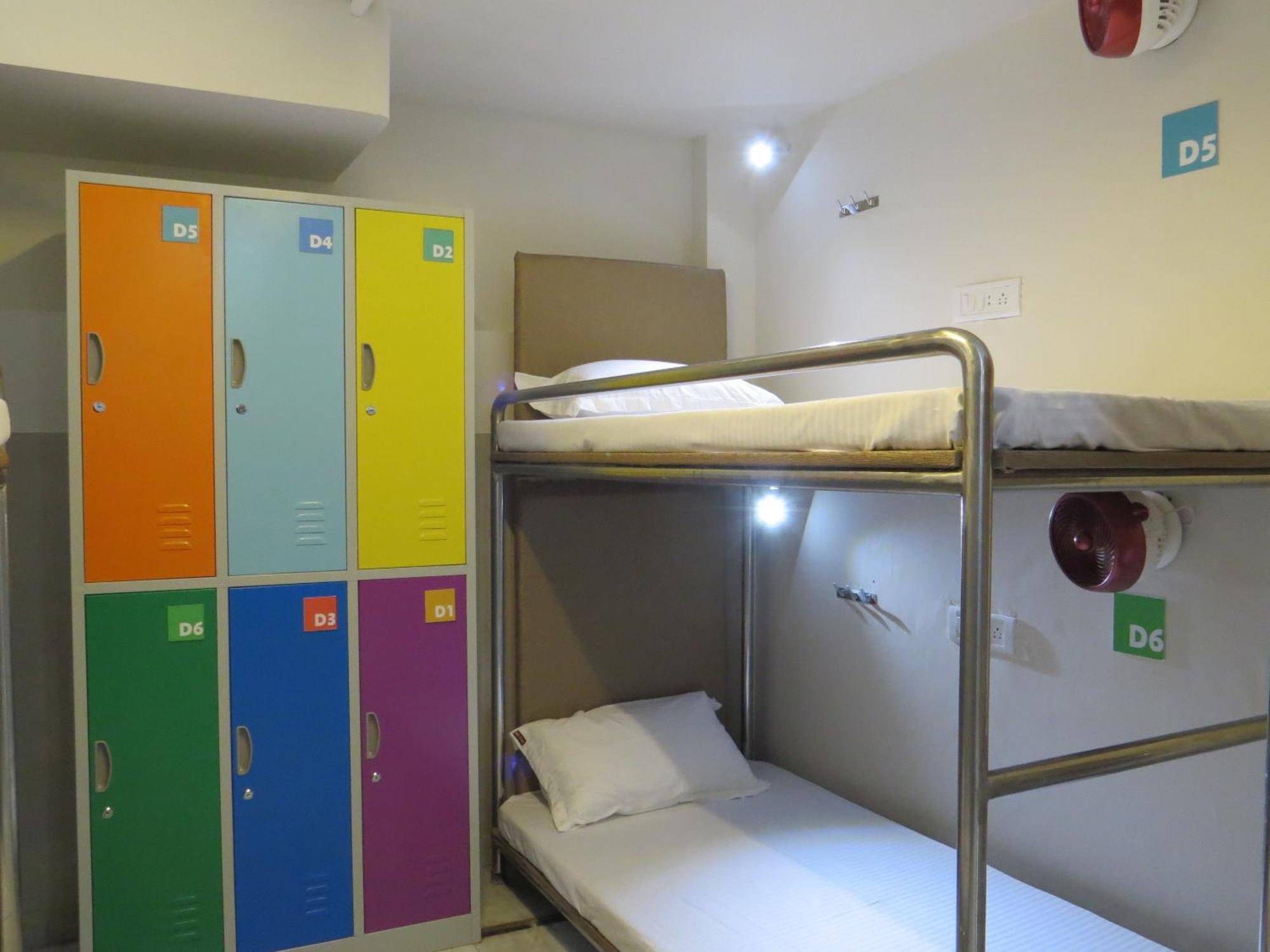 Cama en habitación compartida masculina de 6 camas